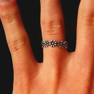 Little silver daisy ring